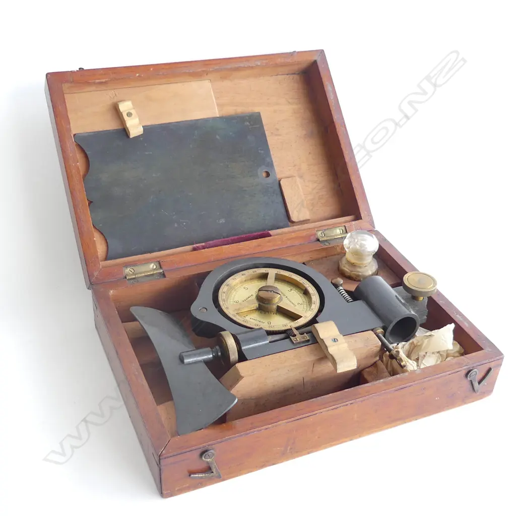 A vintage Schaffer & Budenberg brass measuring instrument Image 1++