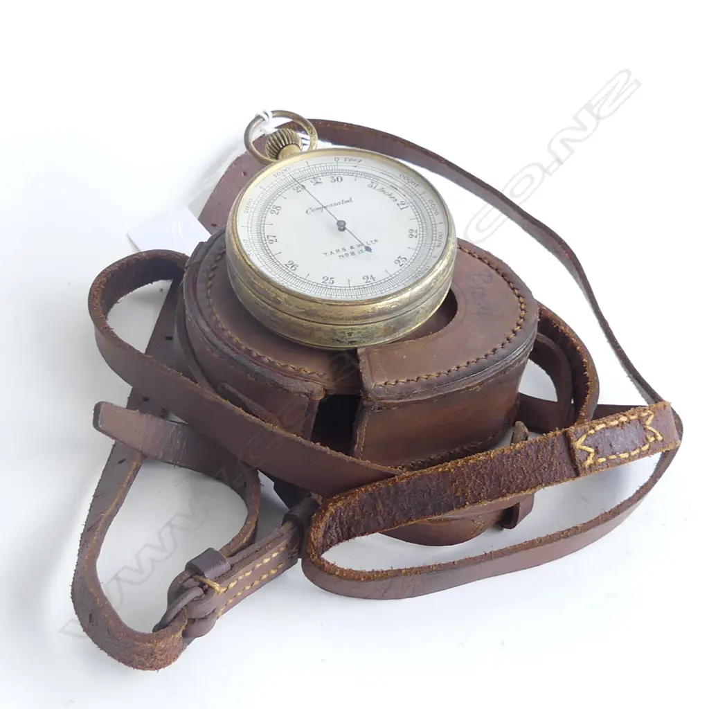 A gilt metal cased aneroid pocket barometer Image 1++