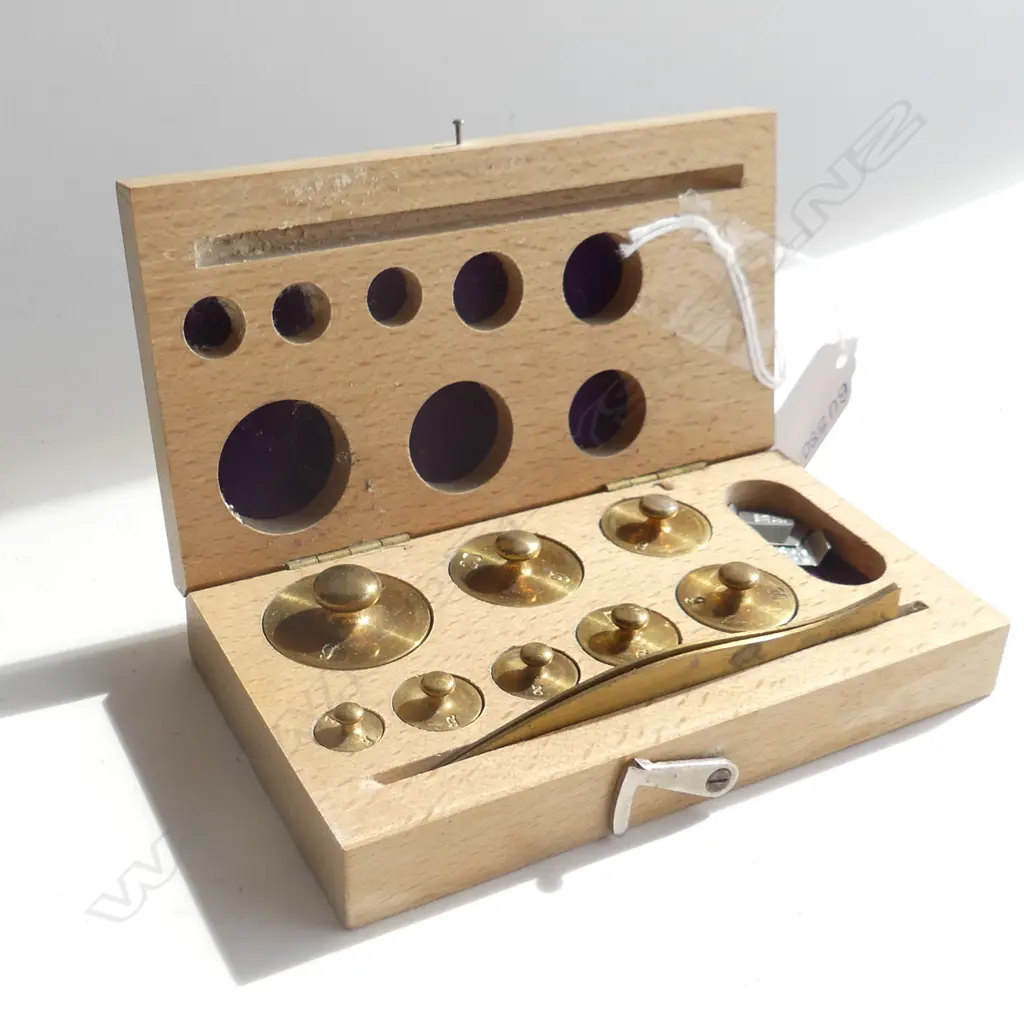 SET OF SMALL BRASS WEIGHTS & TWEEZERS IN WOODEN BOX Image 1++