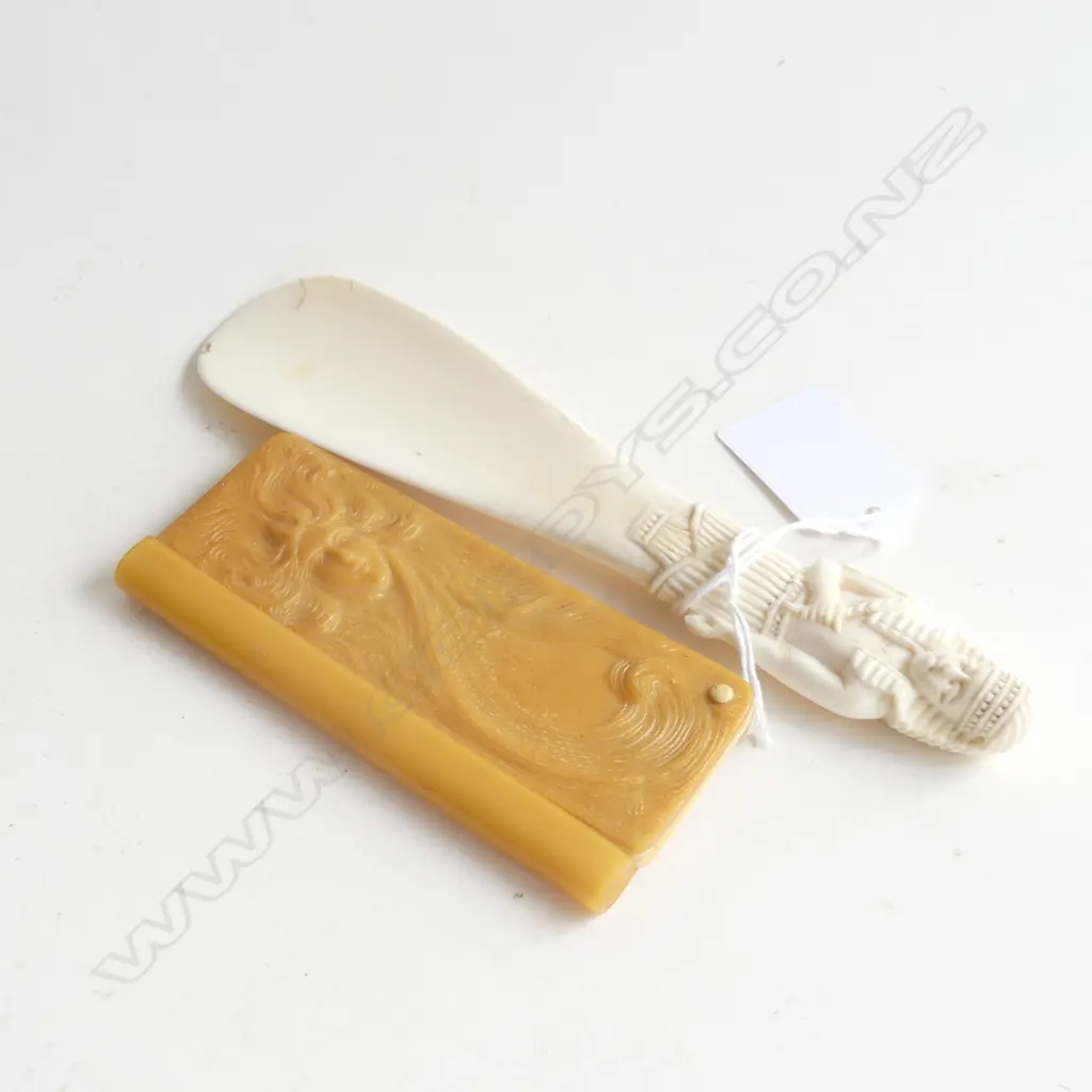 IVORY SHOE HORN w. EGYPTIAN FIGURE L.165mm + VINTAGE ART NOUVEAU STYLE CASEIN DANCE CARD BOOKLET H.95mm Image 1++