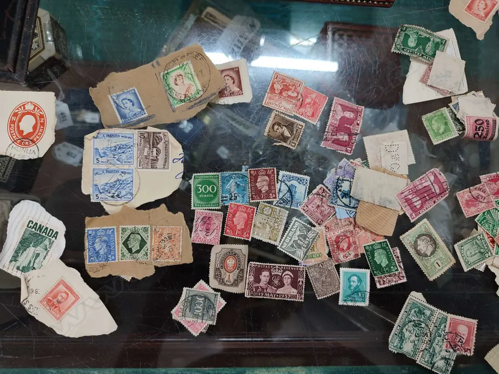 TIN OF ASST. VINTAGE STAMPS Image 1++