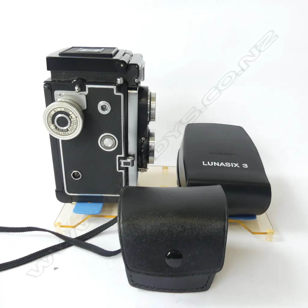 ZEISS IKOFLEX CAMERA, LIGHT METER ETC. IN DRY-PAC CAMERA BOX Image 1++