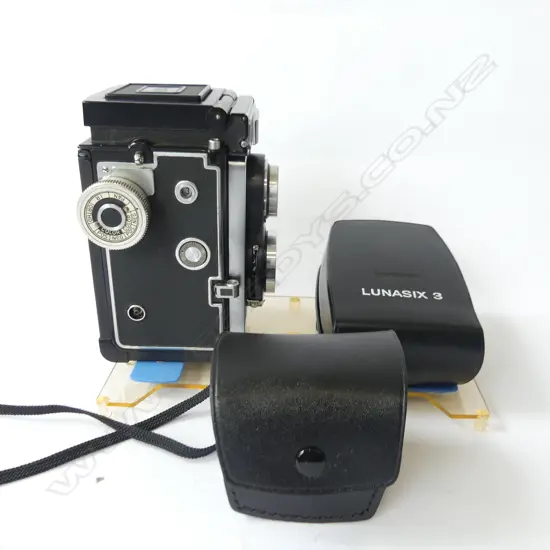 ZEISS IKOFLEX CAMERA, LIGHT METER ETC. IN DRY-PAC CAMERA BOX
