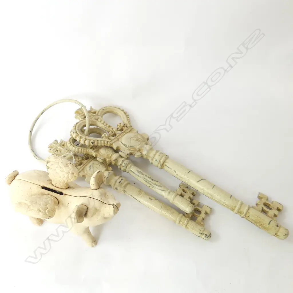 CAST IRON KEY’S + CAST IRON PIGGY BANK Image 1++
