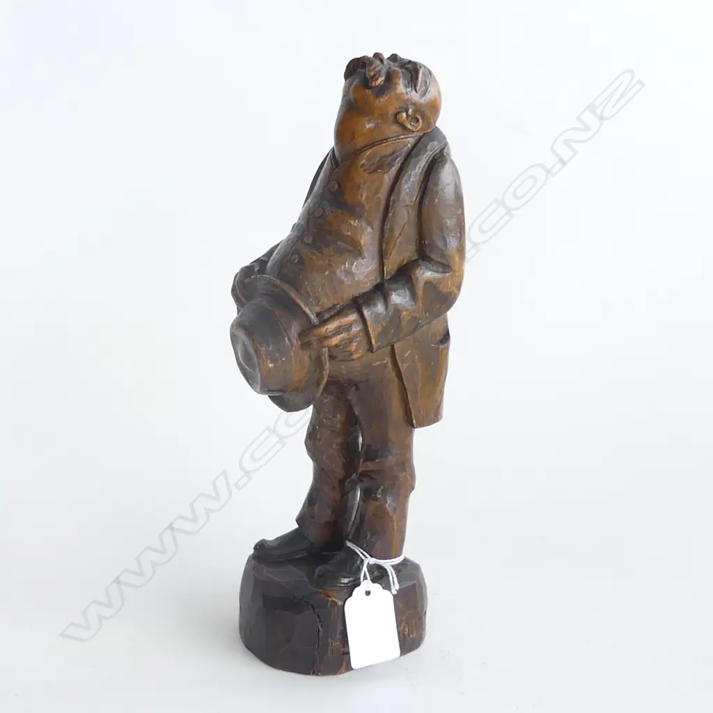 B SCHWARZ 1940'S CHARACTERFUL CARVING 'AM FLUGPLATZ' AERODROME plane spotter. H.265mm Image 1++