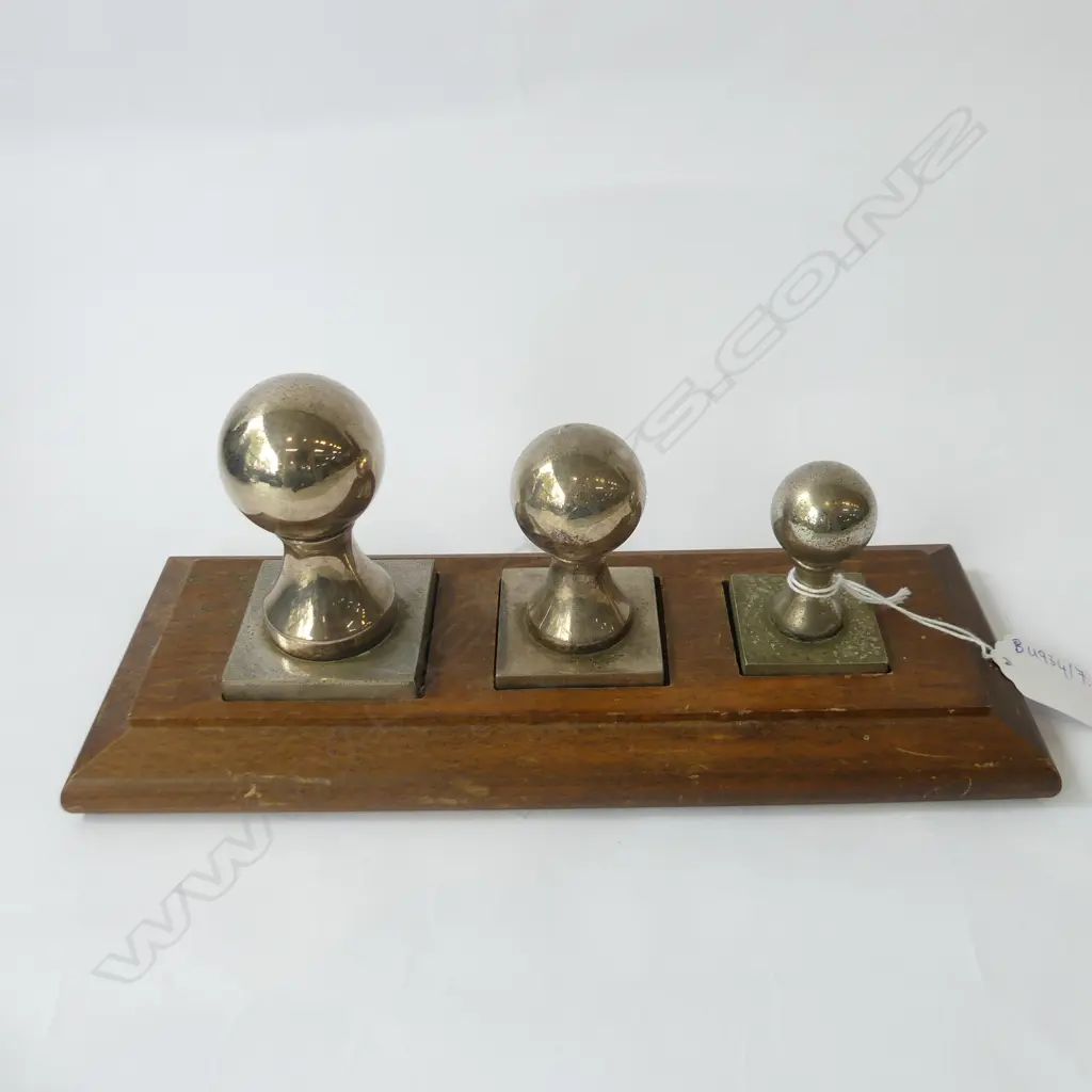 3 SILVER METAL PAPERWEIGHTS ON STAND W.250mm Image 1++