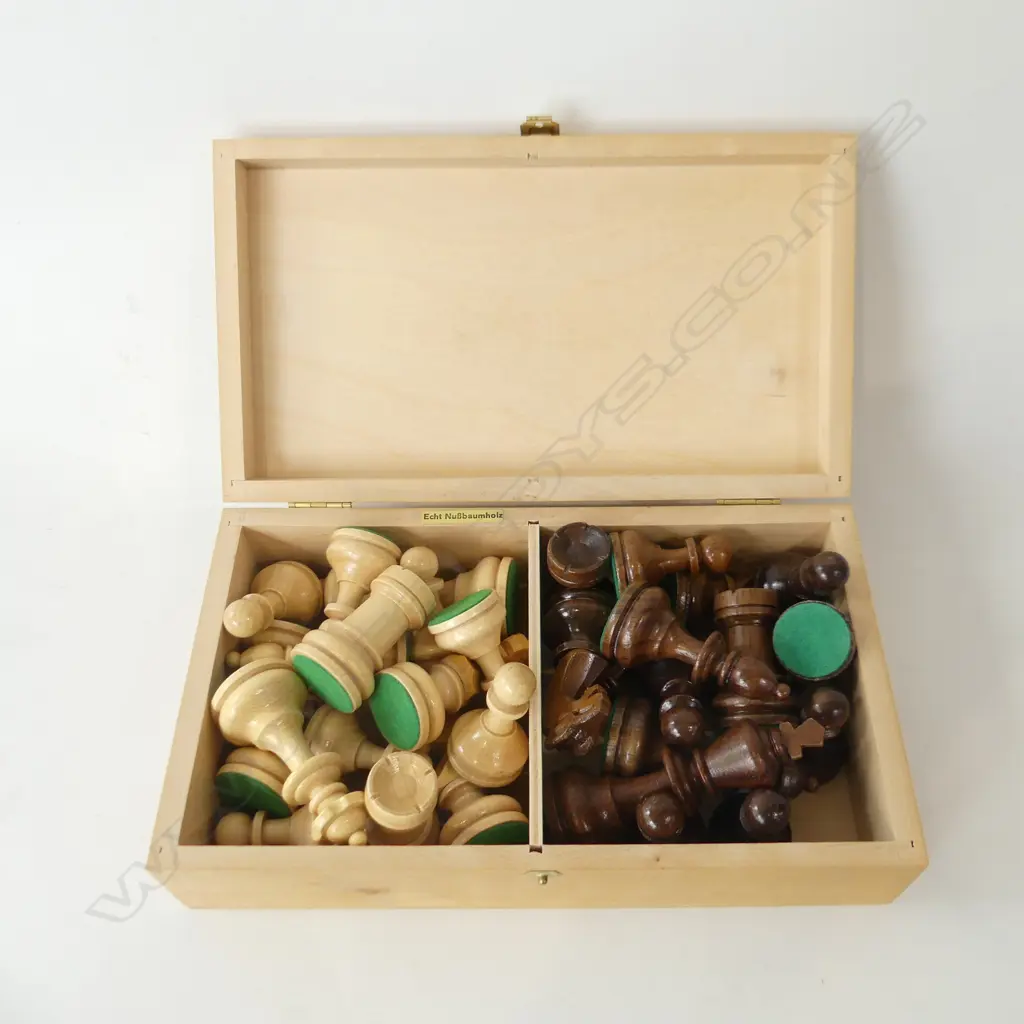 CHESS PIECES IN WOODEN BOX Image 1++