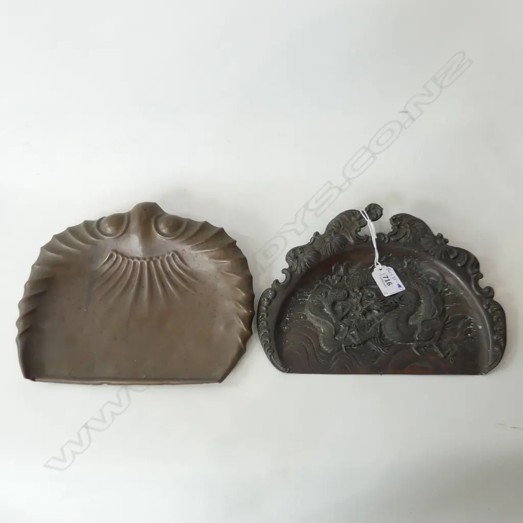 TWO VICTORIAN CRUMB SCOOPS Image 1++