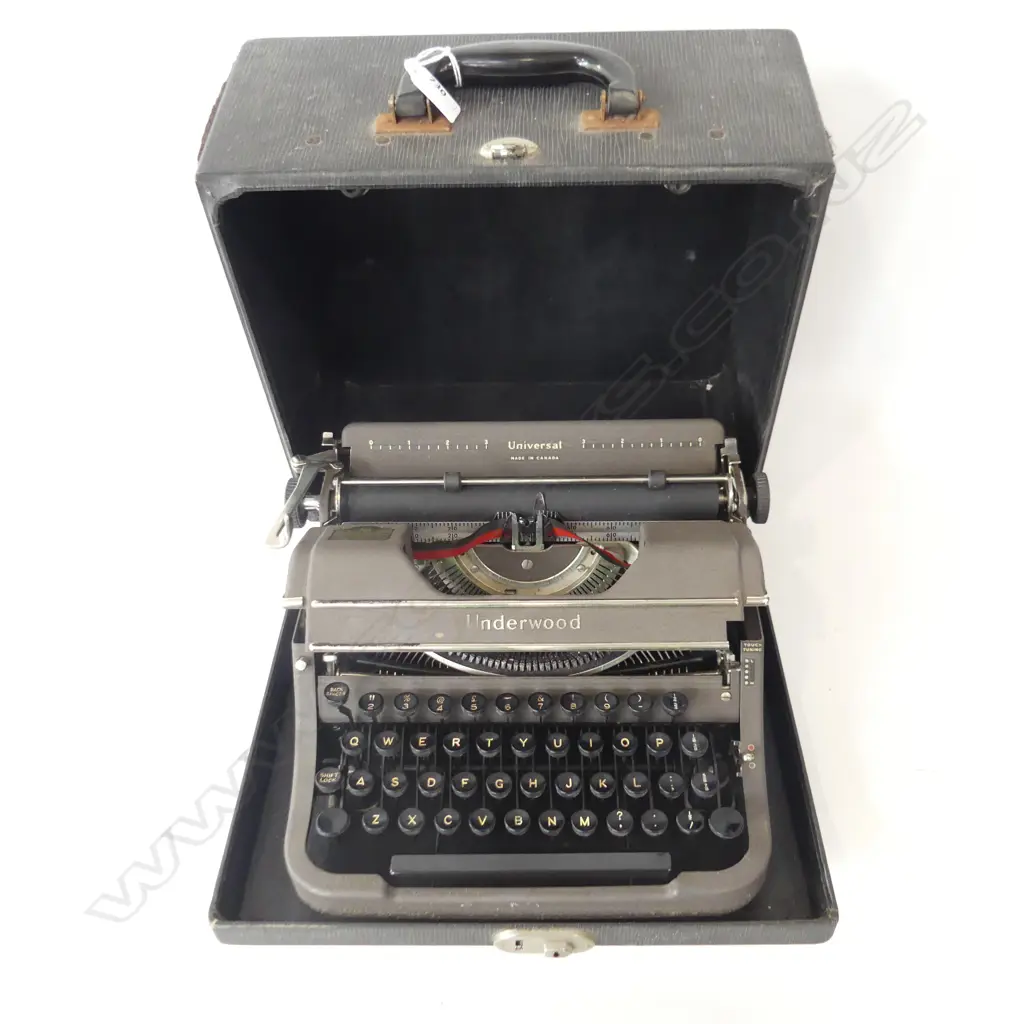 VINTAGE CASED UNDERWOOD TYPEWRITER  WITH KEY Image 1++