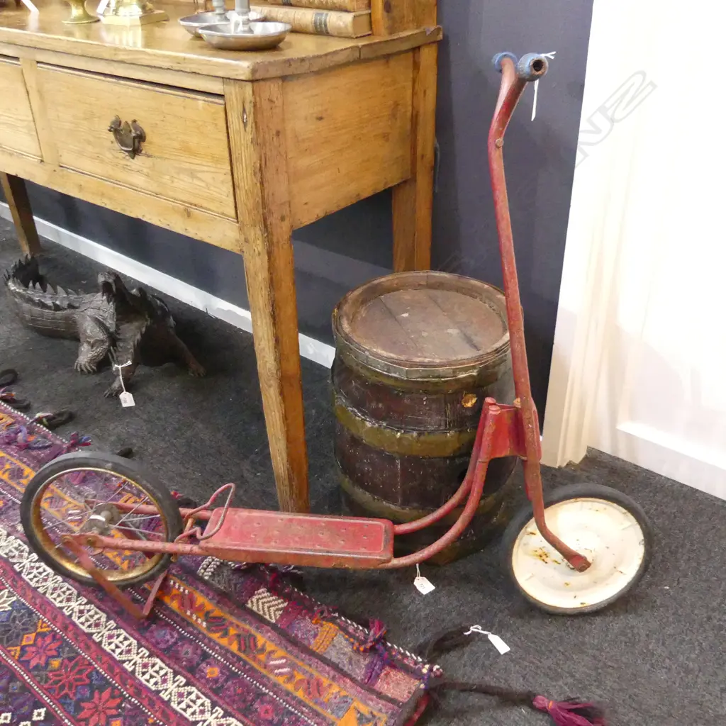 RED PAINTED VINTAGE SCOOTER Image 1++