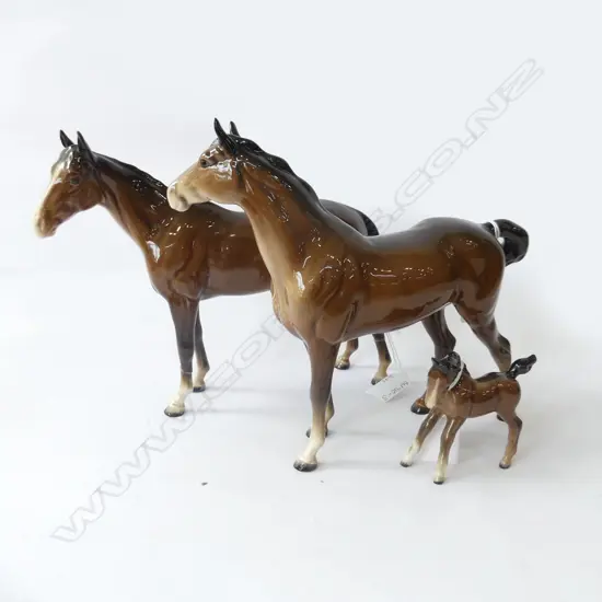 3 BESWICK HORSES L.270mm  (ONE HAS REPAIRS TO 3 LEGS)