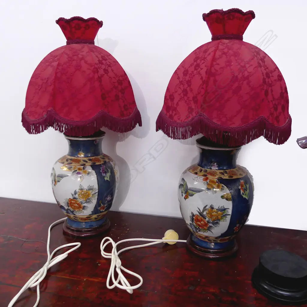 PR ORIENTAL CERAMIC BASE TABLE LAMPS; RED SHADES, H.670mm Image 1++