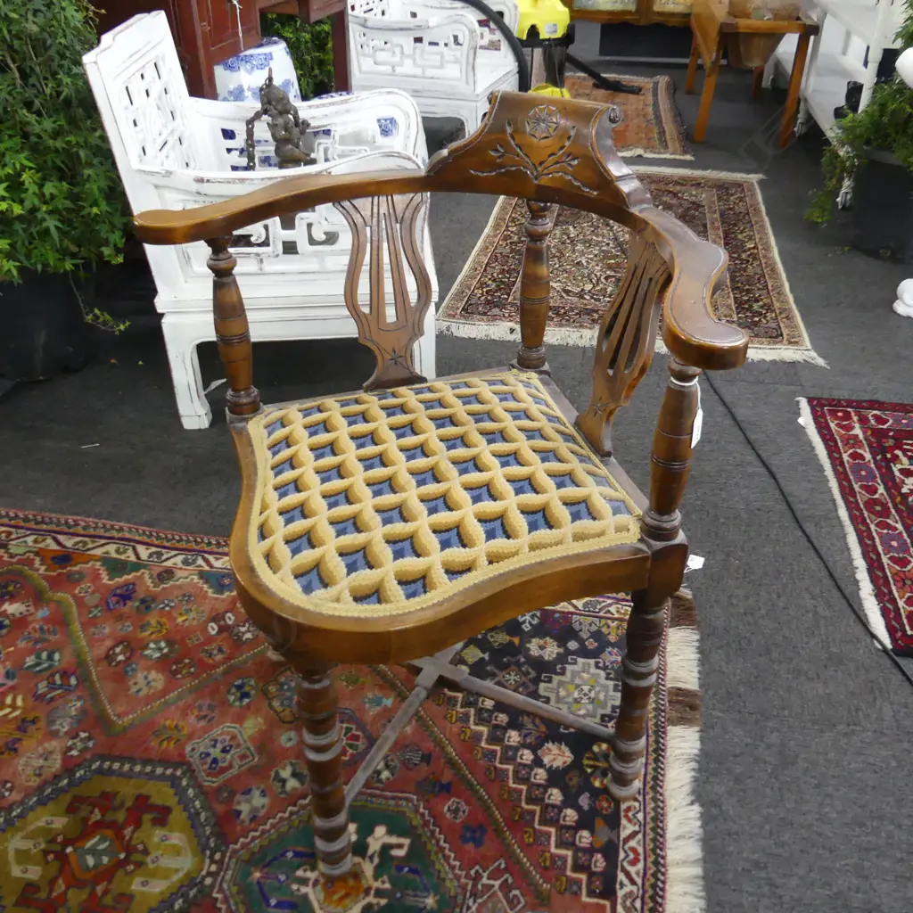 VINTAGE CORNER CHAIR Image 1++