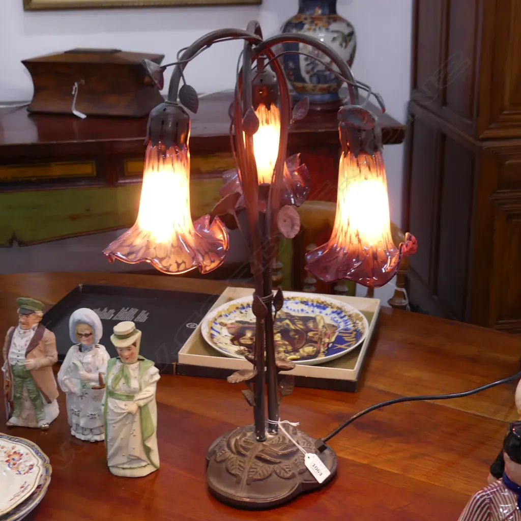 VINTAGE STYLE LILY LAMP w. 3 PURPLE GLASS FLOWERS H.540mm Image 1++