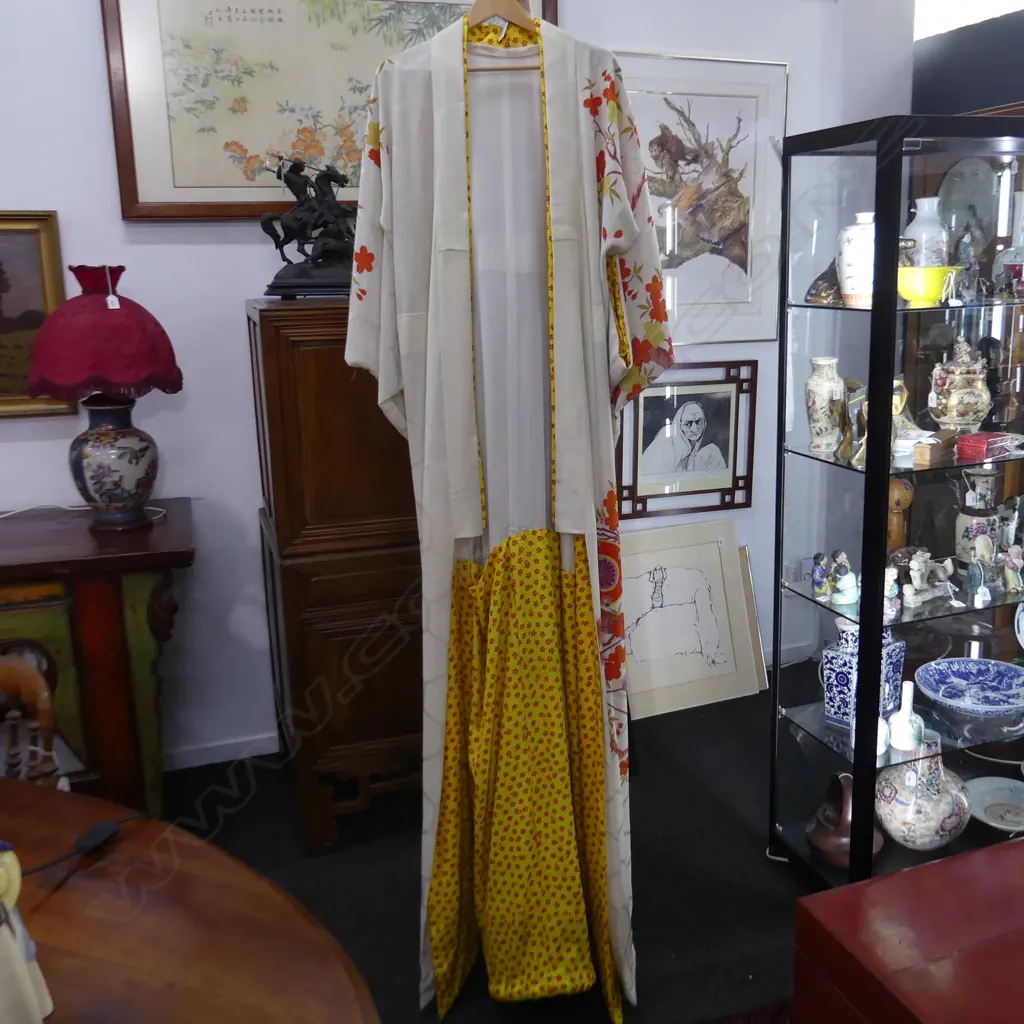 WHITE KIMONO w. RED FLOWERS Image 1++