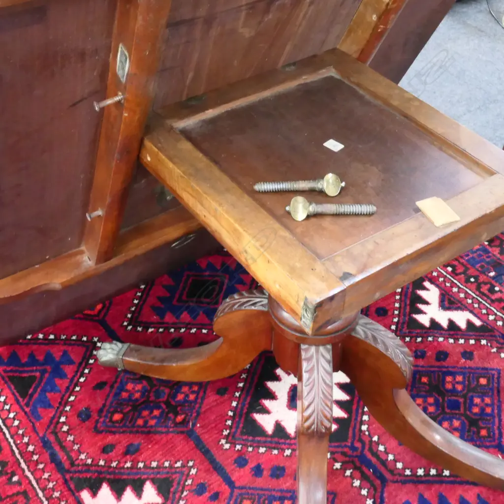 A Georgian mahogany tilt-top breakfast table, Image 1++