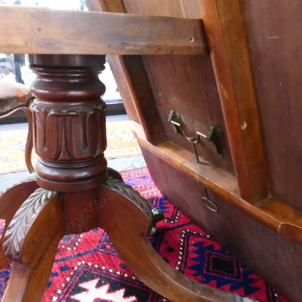 A Georgian mahogany tilt-top breakfast table, Image 1++