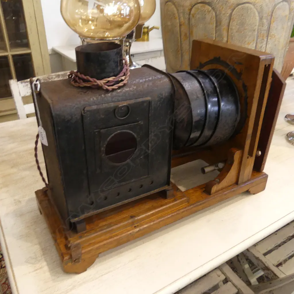 VINTAGE MAGIC LANTERN (NEEDS SOME RESTORATION) Image 1++