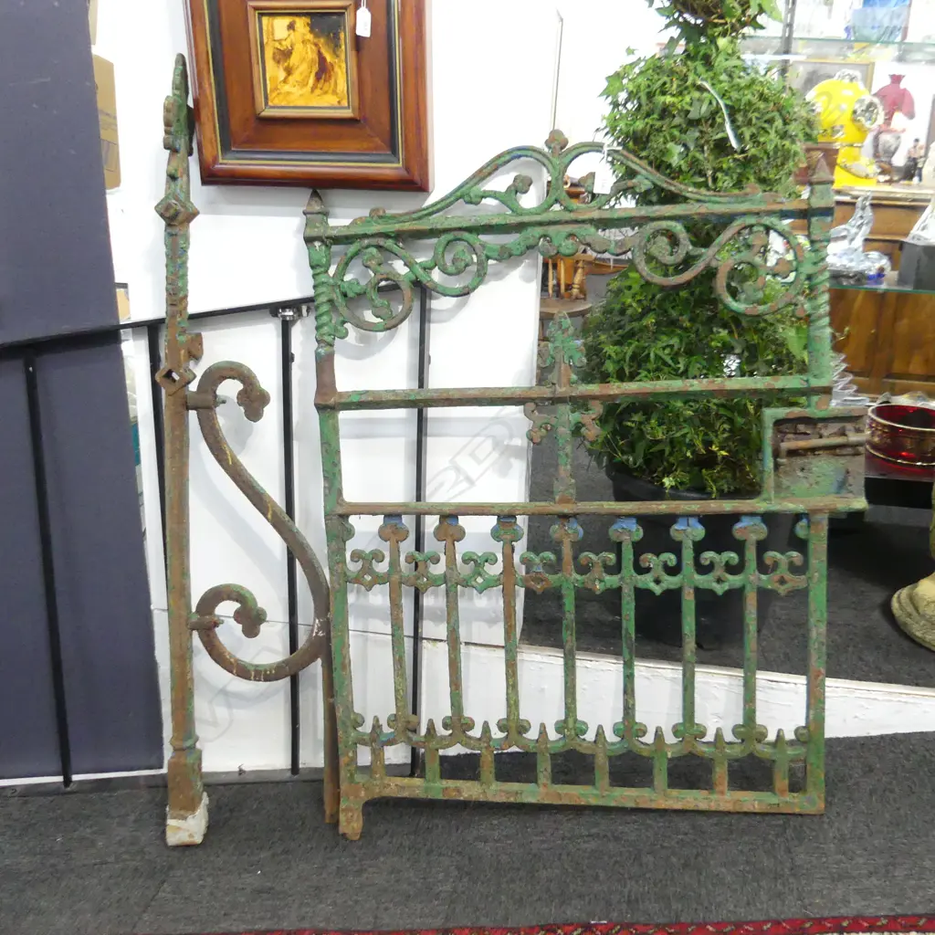 VICT FANCY CAST IRON GATE & POST remains of green paint H.1090mm Image 1++