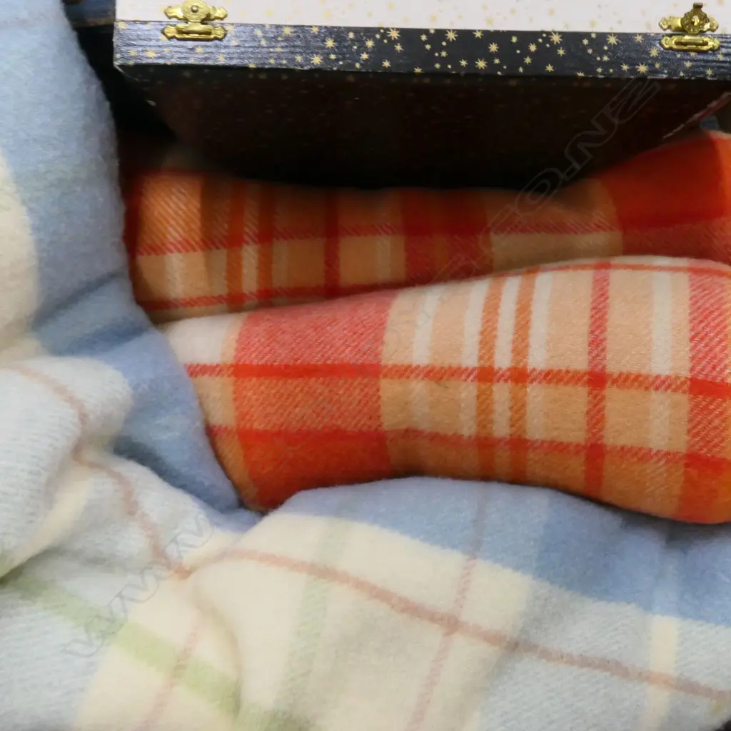 BOX LOT 3 WOOLEN BLANKETS + OLD SUITCASE Image 1++