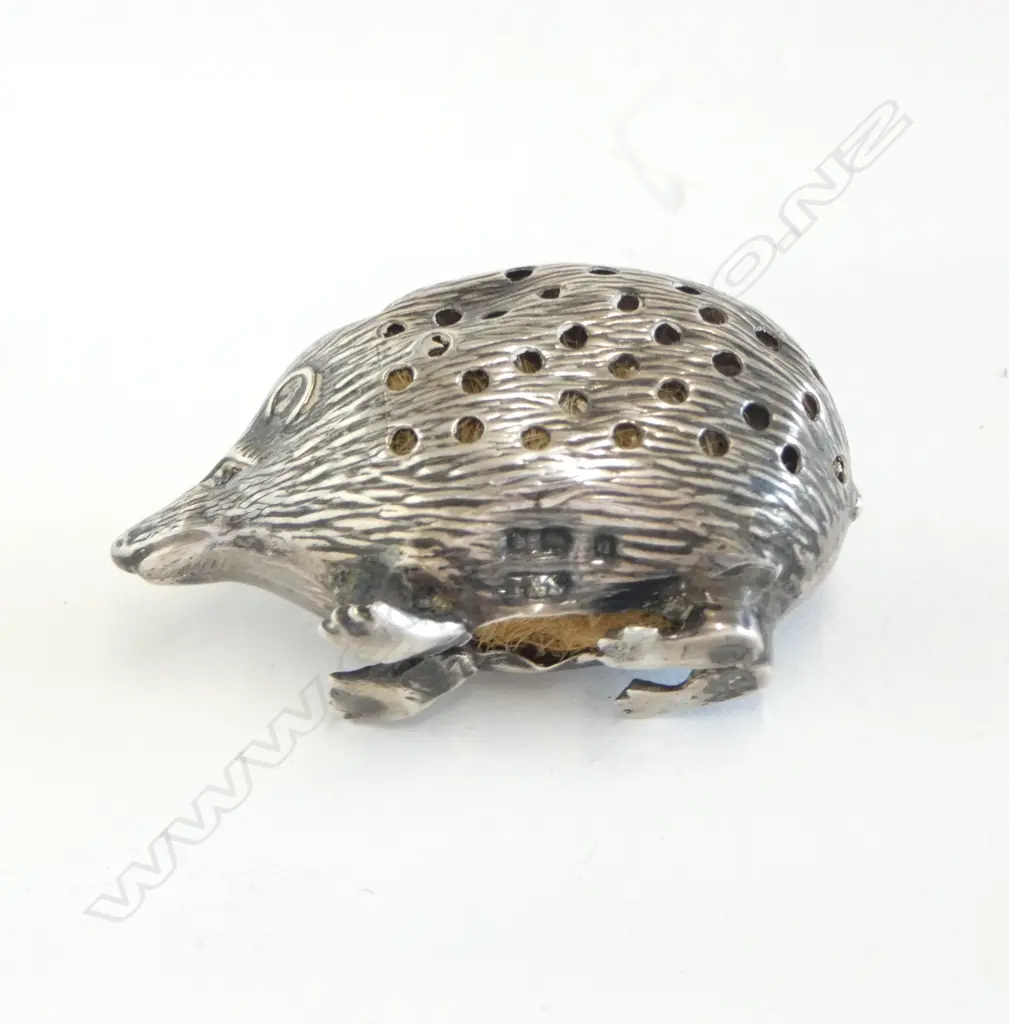 A small sterling silver porcupine pin cushion, Image 1++