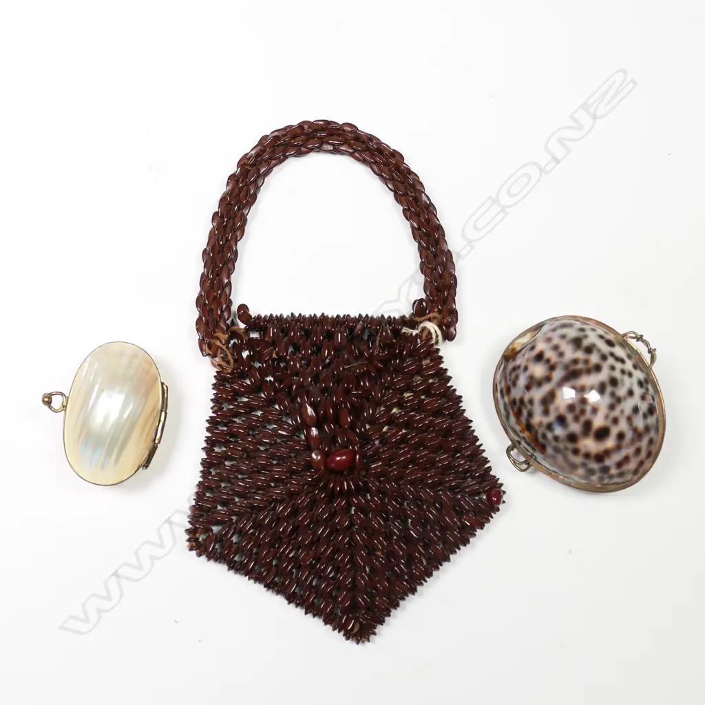 Two souvenir shell purses (tiger core and pearl turbo) and a purse made of seeds Image 1++