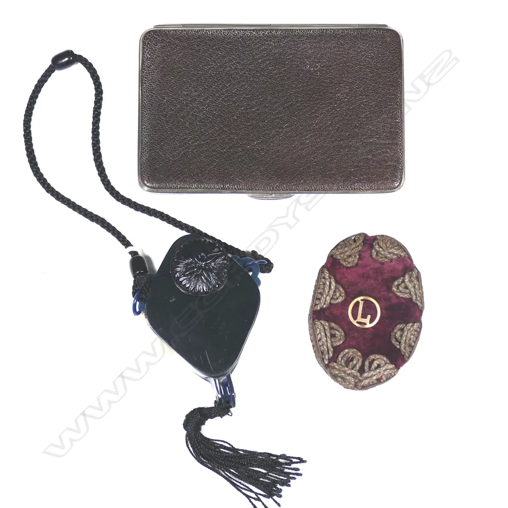 A French c.1925 plastic purse, an exquisite cartes de visite case and a string worked box, Image 1++