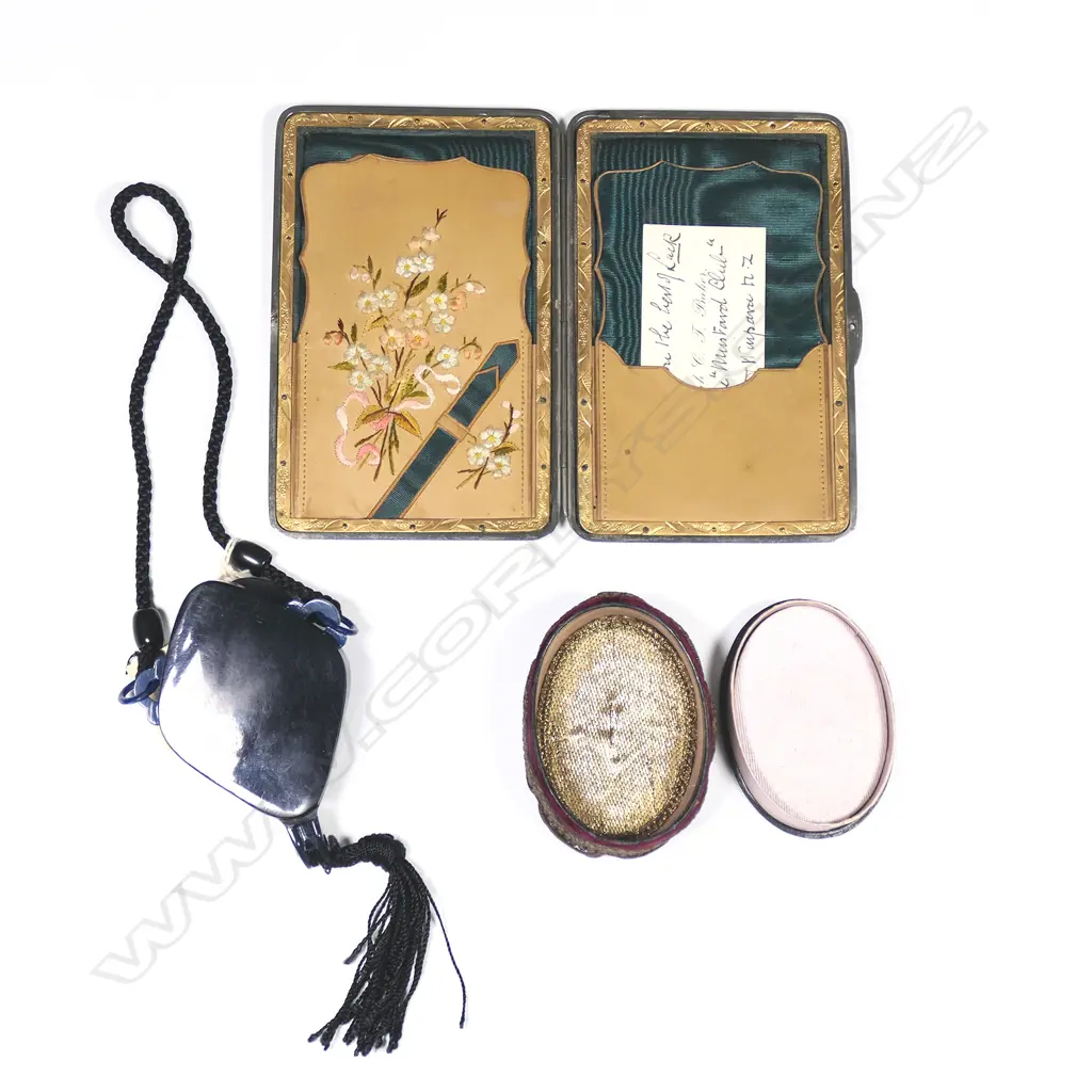 A French c.1925 plastic purse, an exquisite cartes de visite case and a string worked box, Image 1++