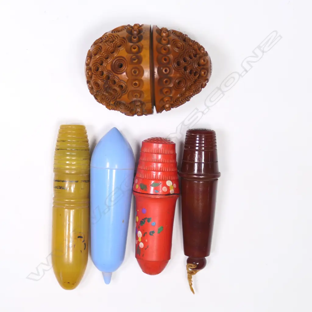 A coroza nut vinaigrette and four plastic bobbin/cases/marker Image 1++