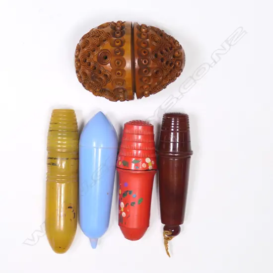 A coroza nut vinaigrette and four plastic bobbin/cases/marker