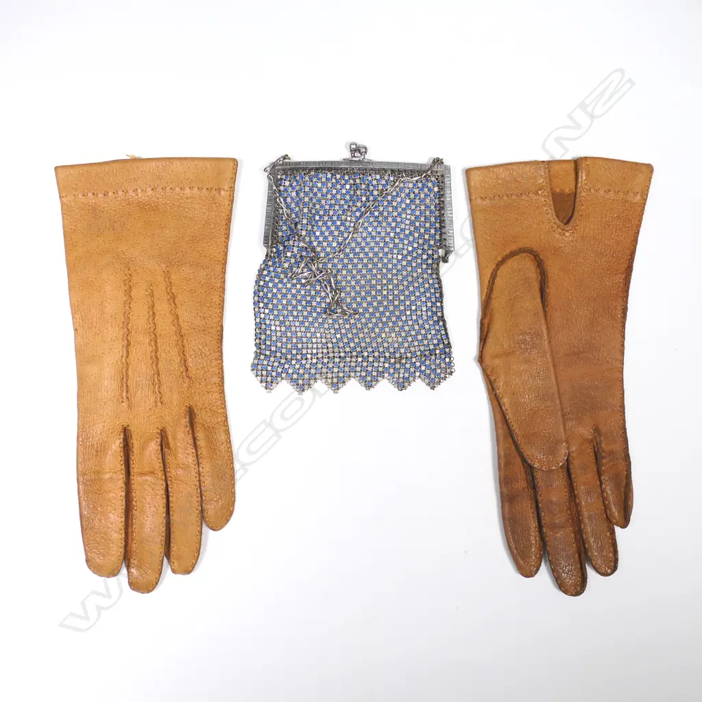 A 1930s Whiting & Davis, American mesh purse and a pair of light leather gloves, Image 1++
