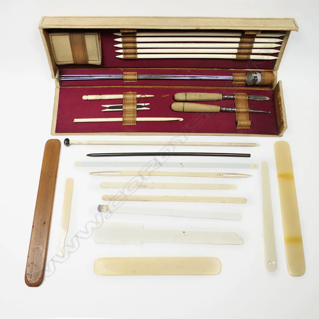 A fold-out box set of needlework implements and a collection of netting gauges and needle. Image 1++