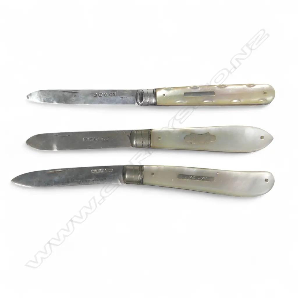 Three mother of pearl handled folding sterling silver bladed fruit knives, various dates and makers. Image 1++