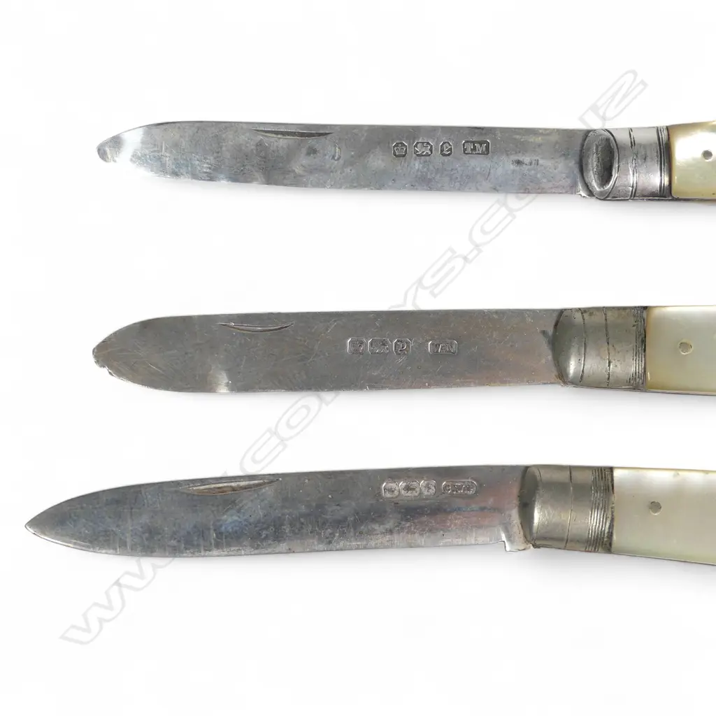 Three mother of pearl handled folding sterling silver bladed fruit knives, various dates and makers. Image 1++