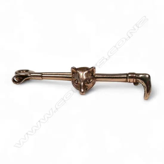 An early 20thC 9ct gold fox head and riding crop pin-bar brooch. 3.9gms