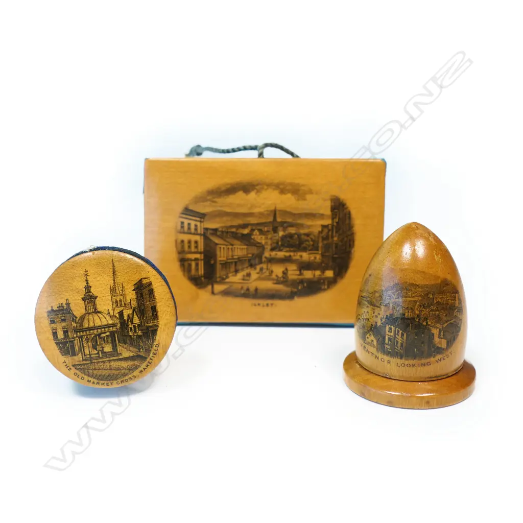 Three Mauchlin pieces, a needle book, a thimble case and a pincushion disc, Image 1++