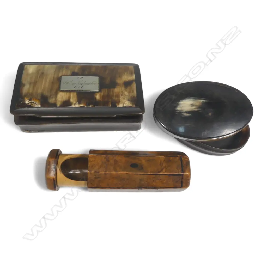 Three snuff boxes, two of horn and one unusual example in burr walnut, Image 1++