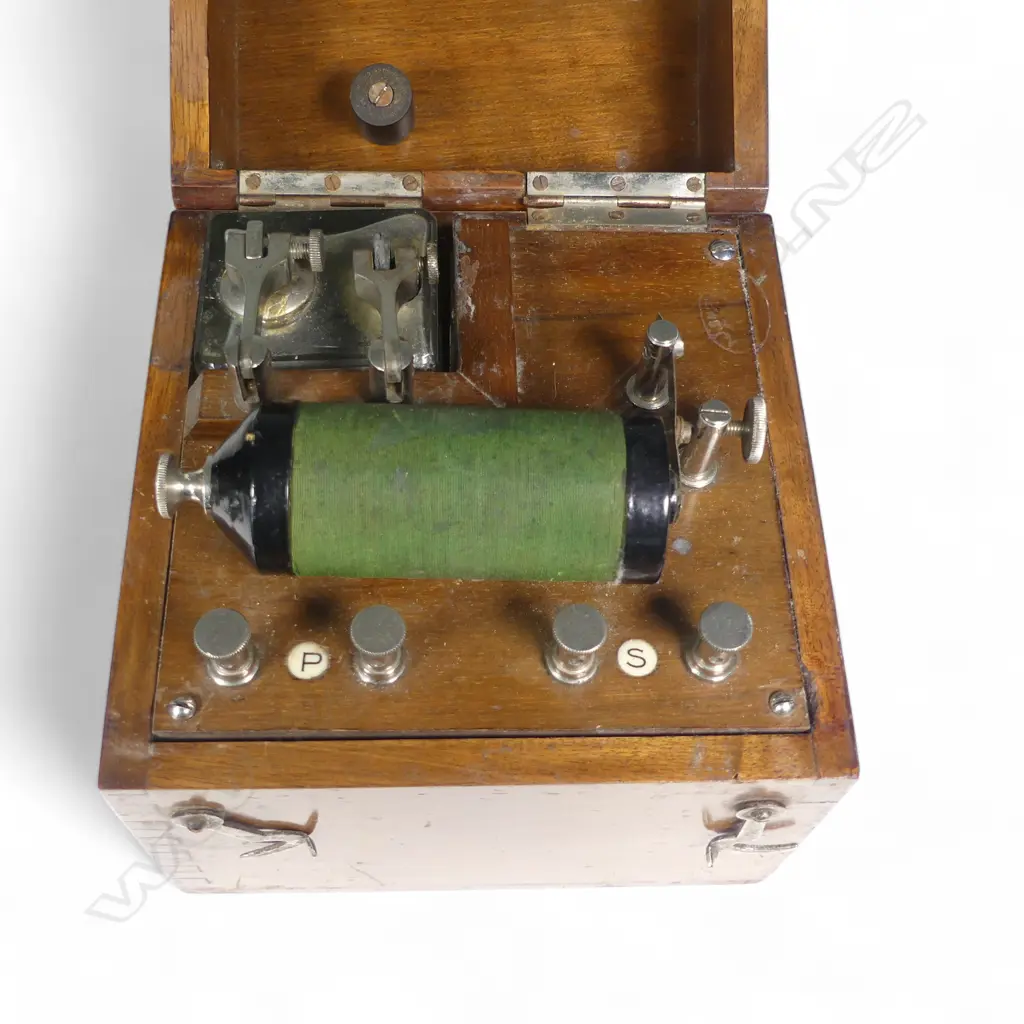 Smith's portable electrotherapy device and W.G.Pye & Co galvanometer in black painted case. Image 1++