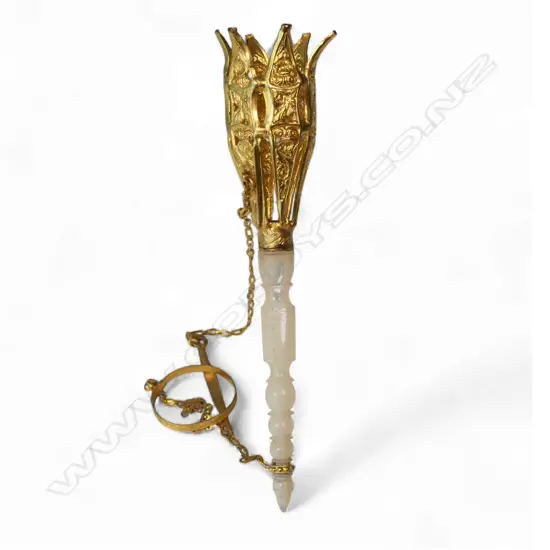 A small French 19th century posy holder, gilded basket on a turned mother of pearl handle with finger ring chain and chained pin. H.90mm