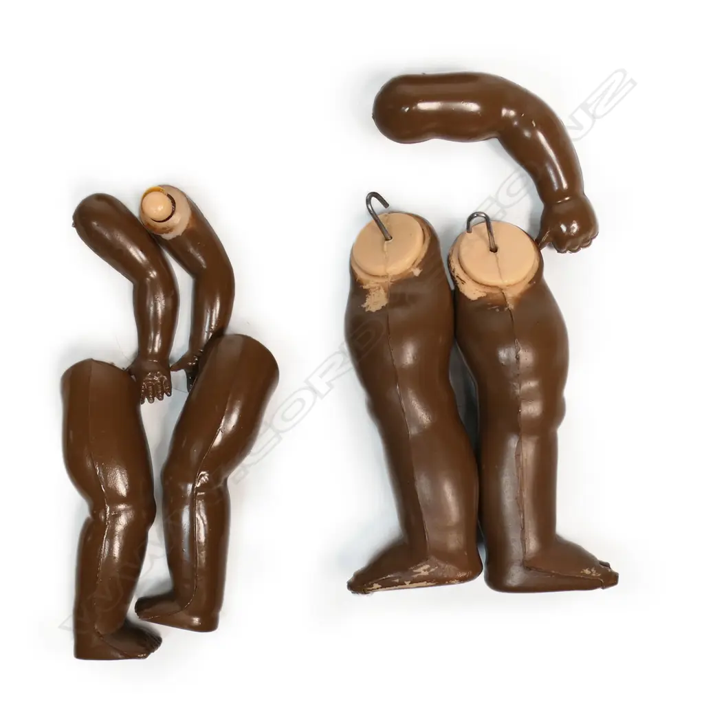 Two vintage Māori hard plastic dolls, Image 1++