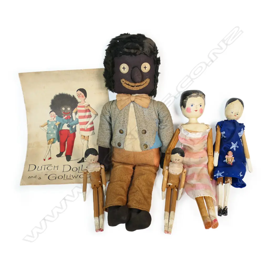 A Golliwog together with four Dutch dolls with a baby and an illustrated booklet, Image 1++