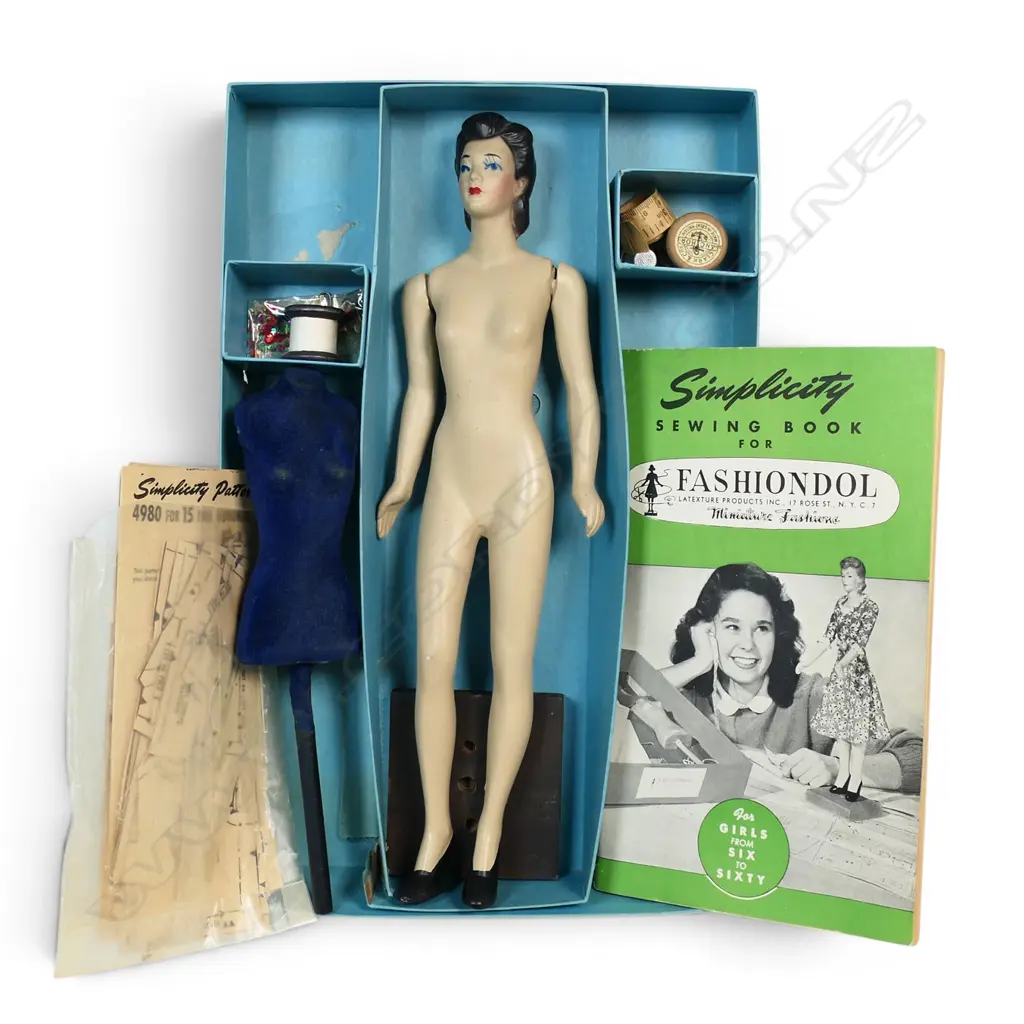 Vintage 1940 fashion doll boxed sewing set, Image 1++