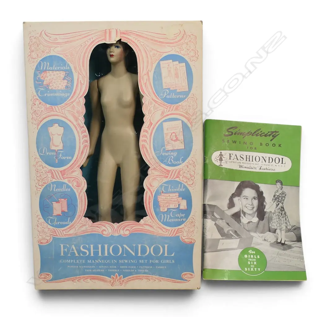 Vintage 1940 fashion doll boxed sewing set, Image 1++