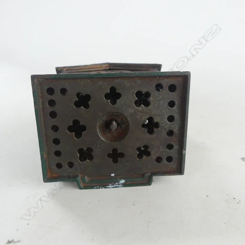 Vintage cast iron 'still bank' money box, Image 1++