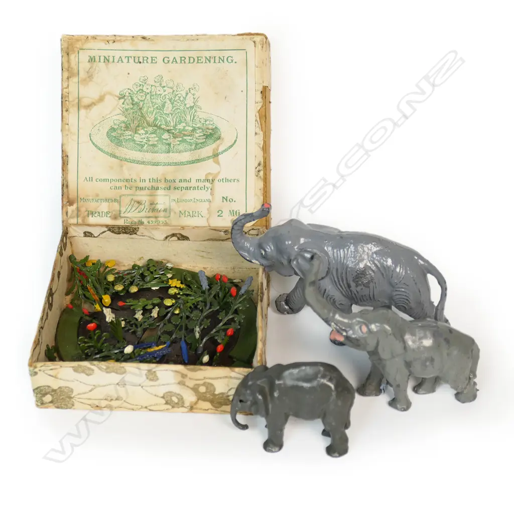 Gardening set in original box plus four loose pieces Image 1++