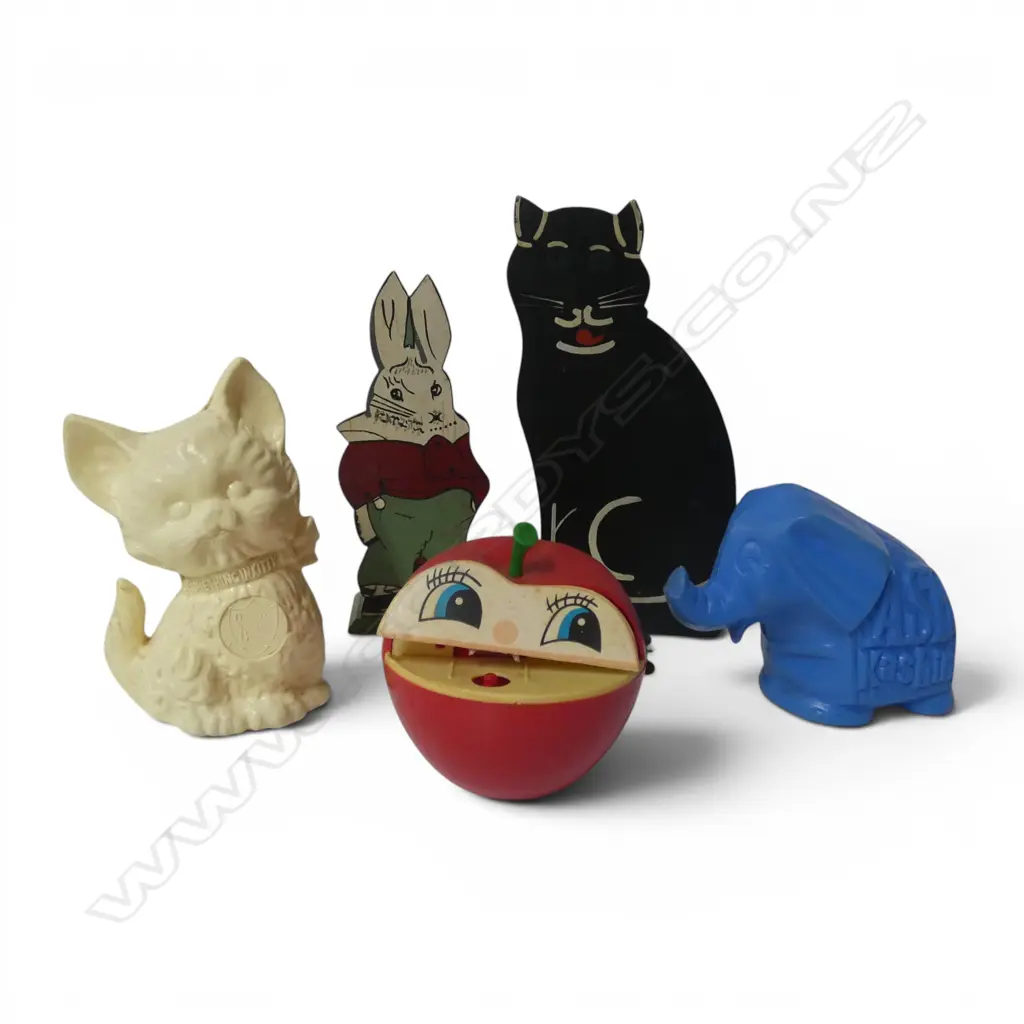 Three plastic and two wooden novelty money boxes, Image 1++