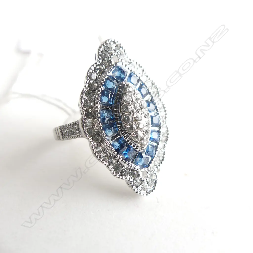 LARGE ART DECO STYLE FAUX SAPPHIRE AND PASTE RING IN SILVER COLOUR METAL Image 1++