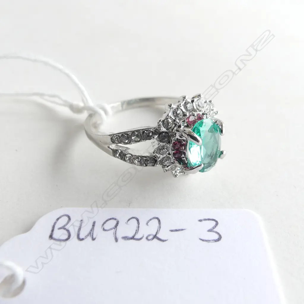 FAUX GREEN COLOURED / WHITE STONE RING IN SILVER COLOUR Image 1++