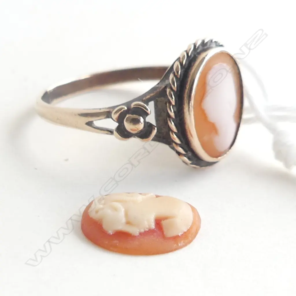9CT GOLD RING WITH CAMEO + SPARE CAMEO PIECE FOR RING OR PENDANT ETC. 2.3GMS Image 1++