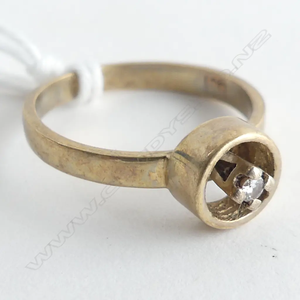9CT & DIAMOND SOLITAIRE RING 2.57gms SIZE N Image 1++